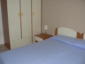 una camera con letto blu e cassettiera di Central Palace Malfà a Scoglitti