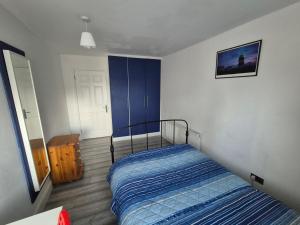 Postel nebo postele na pokoji v ubytování Double room beside tramline