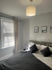 Katil atau katil-katil dalam bilik di Cosy 2-Bed Home - Central Location - Train Station +7 gambar