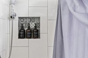 Bilik mandi di Oak Park 5bd 2bth sleeps 11 with 3 private parking +27 gambar