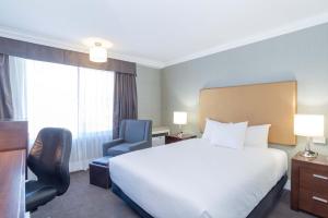 Postel nebo postele na pokoji v ubytování Sandman Hotel Vernon