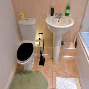 Ένα μπάνιο στο Cozy Kingsize Room in London