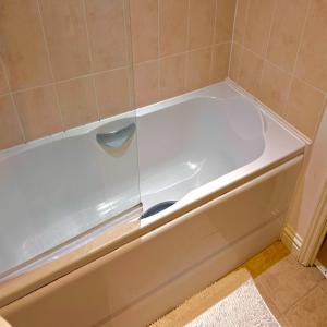 Ένα μπάνιο στο Cozy Kingsize Room in London