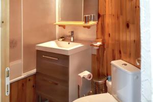 a small bathroom with a sink and a toilet at Appartement charmant à Les Menuires, 36 m², vue montagne. in Saint-Martin-de-Belleville