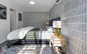 Postel nebo postele na pokoji v ubytování Courtyard Home In Historic Port Adelaide + 31 fotografií