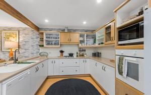 Kuchyň nebo kuchyňský kout v ubytování Courtyard Home In Historic Port Adelaide