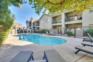 フェニックスにあるLess Than 1 Mi to Biltmore Fashion Park Condo with Pool!のアパートメントの建物の前にスイミングプールがあります。