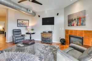 フェニックスにあるLess Than 1 Mi to Biltmore Fashion Park Condo with Pool!のソファと暖炉のあるリビングルーム
