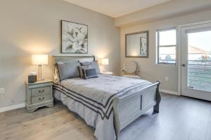 フェニックスにあるLess Than 1 Mi to Biltmore Fashion Park Condo with Pool!のベッドルーム1室(ベッド1台、ランプ2つ、窓付) +28枚の写真