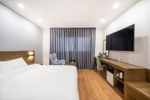 TV a/nebo společenská místnost v ubytování The 7 Business Hotel