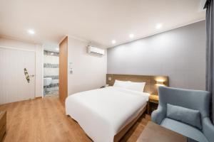 Postel nebo postele na pokoji v ubytování The 7 Business Hotel + 37 fotografií
