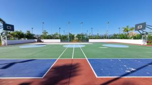 a tennis court with a tennis court at Casa Acapulco Playa Bonfil in Acapulco