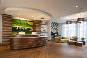 Ο χώρος του λόμπι ή της ρεσεψιόν στο EVEN Hotel Bozeman Yellowstone Intl Arpt by IHG
