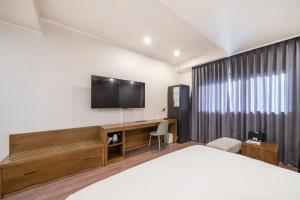 TV a/nebo společenská místnost v ubytování The 7 Business Hotel