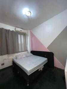 Postel nebo postele na pokoji v ubytování Quarto aconchegante