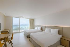 Sol Beach Jindo客房内的一张或多张床位