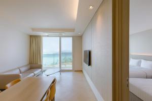 Sol Beach Jindo客房内的一张或多张床位