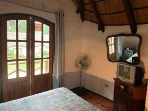 プンタ・デル・エステにあるPunta del este parada 32 mansa 3 dormitorios 2 bañosのベッドルーム1室(ベッド1台、鏡、ファン付) +17枚の写真
