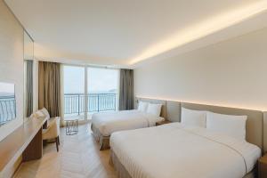 Sol Beach Jindo客房内的一张或多张床位