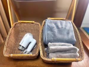 東京にある和みの宿Rent the whole houseのテーブルの上にタオルとヘアドライヤーが入ったバスケット +36枚の写真