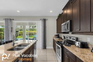 オーランドにある7462 Themed Villa- Private Pool-Spa-Game Roomのシンクと電子レンジ付きのキッチン