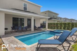 オーランドにある7462 Themed Villa- Private Pool-Spa-Game Roomの裏庭のスイミングプール