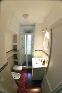 baño con aseo y lavabo y ventana en Jubilee 2, en Roma