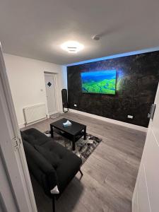 Et tv og/eller underholdning på Modern Cozy One Bedroom Apartment