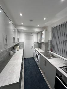 Køkken eller tekøkken på Modern Cozy One Bedroom Apartment