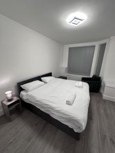 En eller flere senge i et værelse på Modern Cozy One Bedroom Apartment