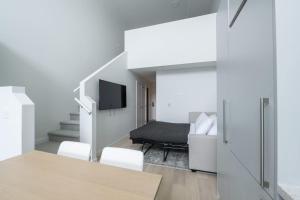 TV a/nebo společenská místnost v ubytování Loft Suite in the Crescent