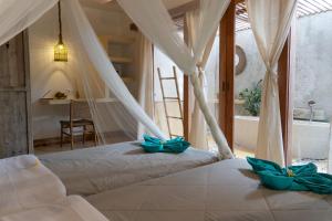 Postel nebo postele na pokoji v ubytování Mandala Beach healing rooms Gili Air + 37 fotografií