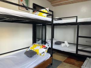 Rúm í herbergi á Tacloban EVMC Gdex Transient House