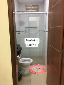a bathroom with a toilet and a sign that reads bathroom suite at Casa luxo para a Cop 30 in Ananindeua