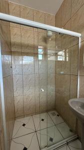 a bathroom with a shower and a sink at Kitnet Praia Grande in Arraial do Cabo