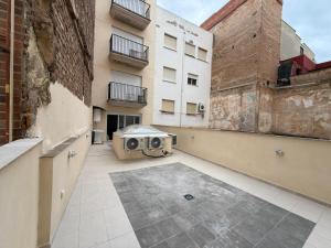 an empty courtyard of a building with a speaker on it at Ecoloft Estudios in Cartagena