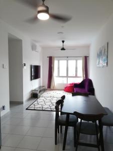 Televisyen dan/atau pusat hiburan di RQ homestay