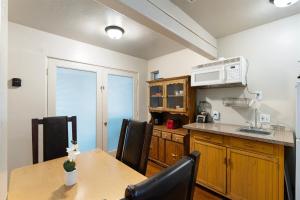Dapur atau dapur kecil di 1 Bedroom, Relaxing Retreat and Great Location +13 gambar