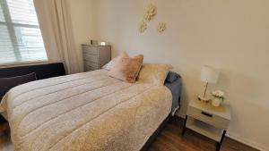 Ένα ή περισσότερα κρεβάτια σε δωμάτιο στο Spacious 2BR 2BA Suite - Walk to Mall & Hospitals +45 φωτογραφίες