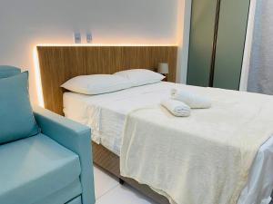Un dormitorio con una cama y una silla azul. en Malia Experience-Muro Alto e Porto de Galinhas, en Ipojuca 7 fotos más