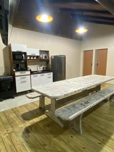 un tavolo in cucina con panchina di Casa - Chalé Recanto da Natureza a Imbituba Altre 16 foto