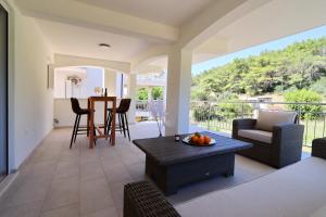 un salon avec une table et une salle à manger dans l'établissement Seaside family friendly house with a swimming pool Cove Slatina, Korcula - 23711, à Vela Luka