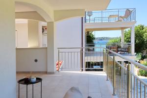 - un balcon offrant une vue sur l'eau dans l'établissement Seaside family friendly house with a swimming pool Cove Slatina, Korcula - 23711, à Vela Luka