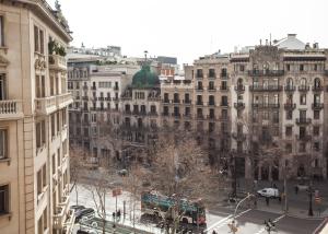 Passeig de Gracia Apartment في برشلونة: اطلاله على شارع المدينه بالمباني