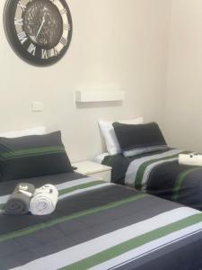 Postel nebo postele na pokoji v ubytování Cattle Camp Hotel