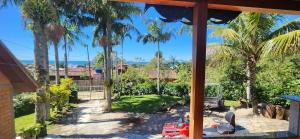 Zahrada ubytování Chalé confortável para família.