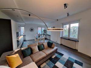 una sala de estar con un sofá y una mesa en Villa della Quiete, en San Mauro Torinese
