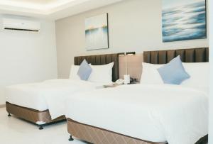 Postel nebo postele na pokoji v ubytování NS Royal Hotel