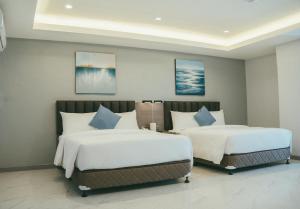 Postel nebo postele na pokoji v ubytování NS Royal Hotel