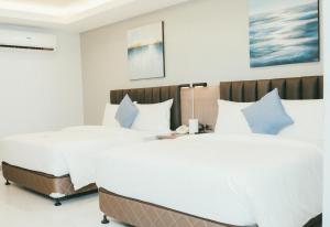Postel nebo postele na pokoji v ubytování NS Royal Hotel